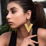 BOLD ROCK AND ROLL V-SHAPED 18K GOLD PLATED FISHOOK EARRING